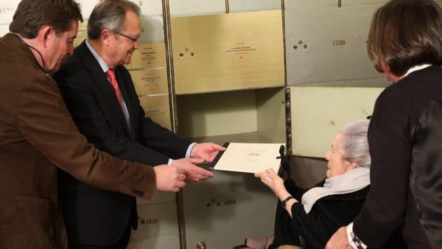 Maribel Falla entrega la parttitura autógrafa de «El retablo de Maese Pedro»